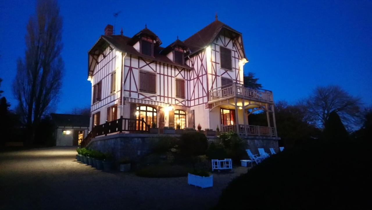 Domaine Des Thomins Bed & Breakfast Cisai-Saint-Aubin Exterior photo